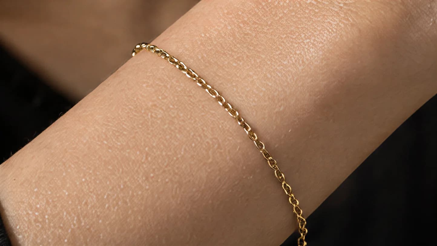 Close-up of the chain bracelet on the wrist