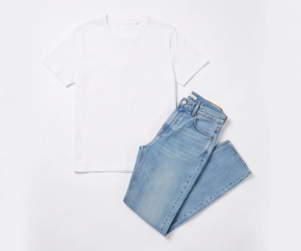 The garment as photographed before generation