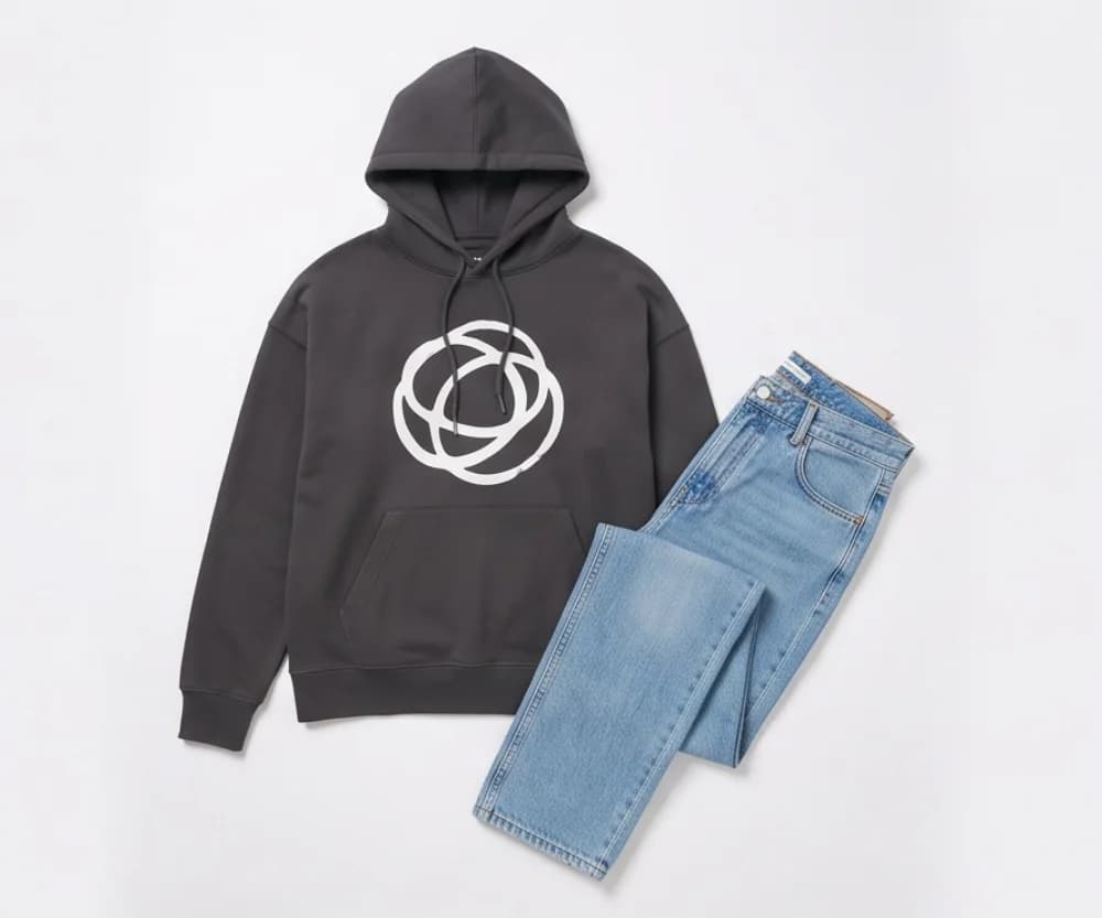 The garment as photographed before generation