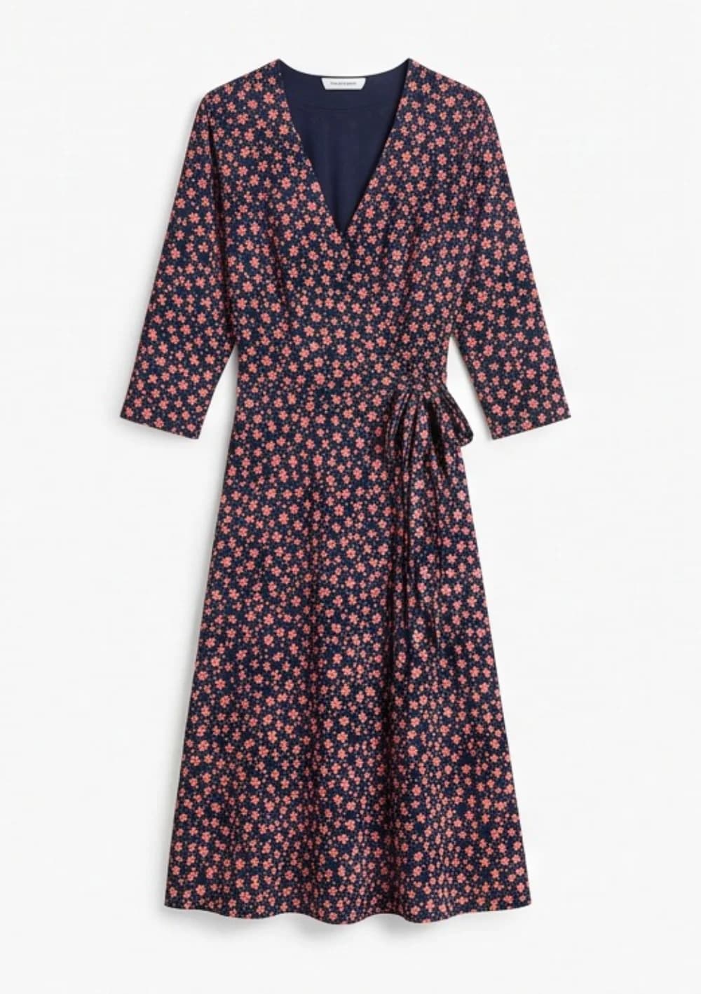 The garment as photographed before generation
