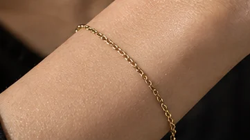 Close-up of the chain bracelet on the wrist